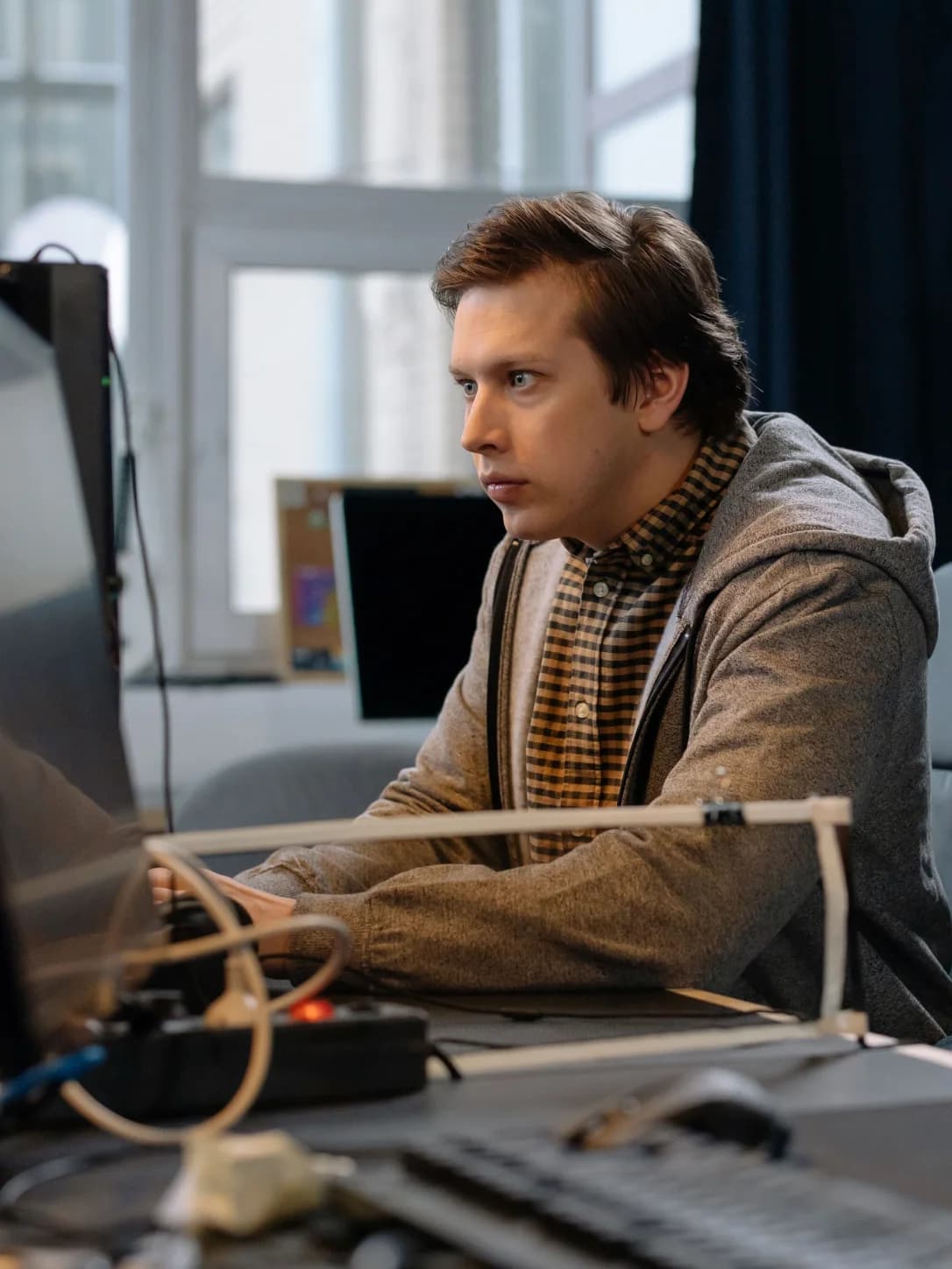 Senior technical contributor archetype focused at a workstation in a bright office